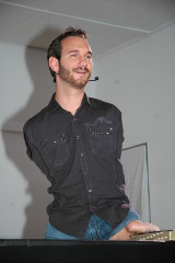 Der Australier Nick Vujicic, der ohne Arme und Beine geboren wurde, bei einem Vortrag am 1. April 2011 in Ehringshausen, Lahn-Dill-Kreis, Hessen, Deutschland. Quelle: wikipedia