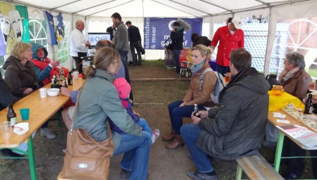 Gäste beim Currywurstfestival, Foto: Holger Thiesen