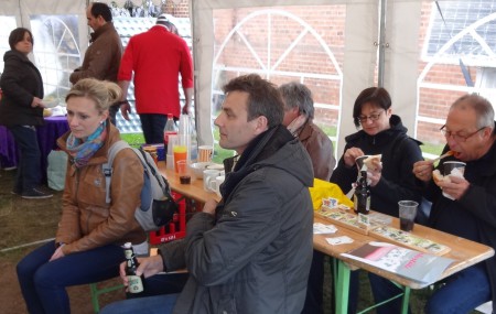 Gäste beim Currywurstfestival, Foto: Holger Thiesen