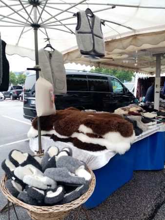 Schaffell-Stand auf dem Heider Wochenmarkt - Foto von Luise Bonness