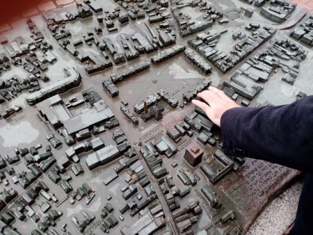 Dr. Carsten Dethlefs am Tastmodell der Stadt Heide - Foto von Luise Bonness