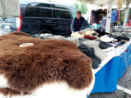 Schaffell-Stand auf dem Heider Wochenmarkt - Foto von Luise Bonness