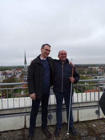 Heides Bürgermeister Oliver Schmidt-Gutzat mit Dr. Carsten Dethlefs über den Dächern von Heide, 6. Mai 2023, Foto: Susanne Junge