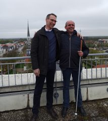 Heides Bürgermeister Oliver Schmidt-Gutzat mit Dr. Carsten Dethlefs über den Dächern von Heide, 6. Mai 2023, Foto: Susanne Junge