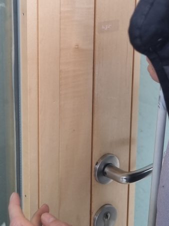 Braille an den Türen der FHW4